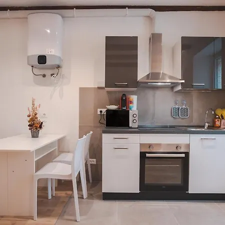 Superfast Fibre & Netflix Modern Roiano 아파트